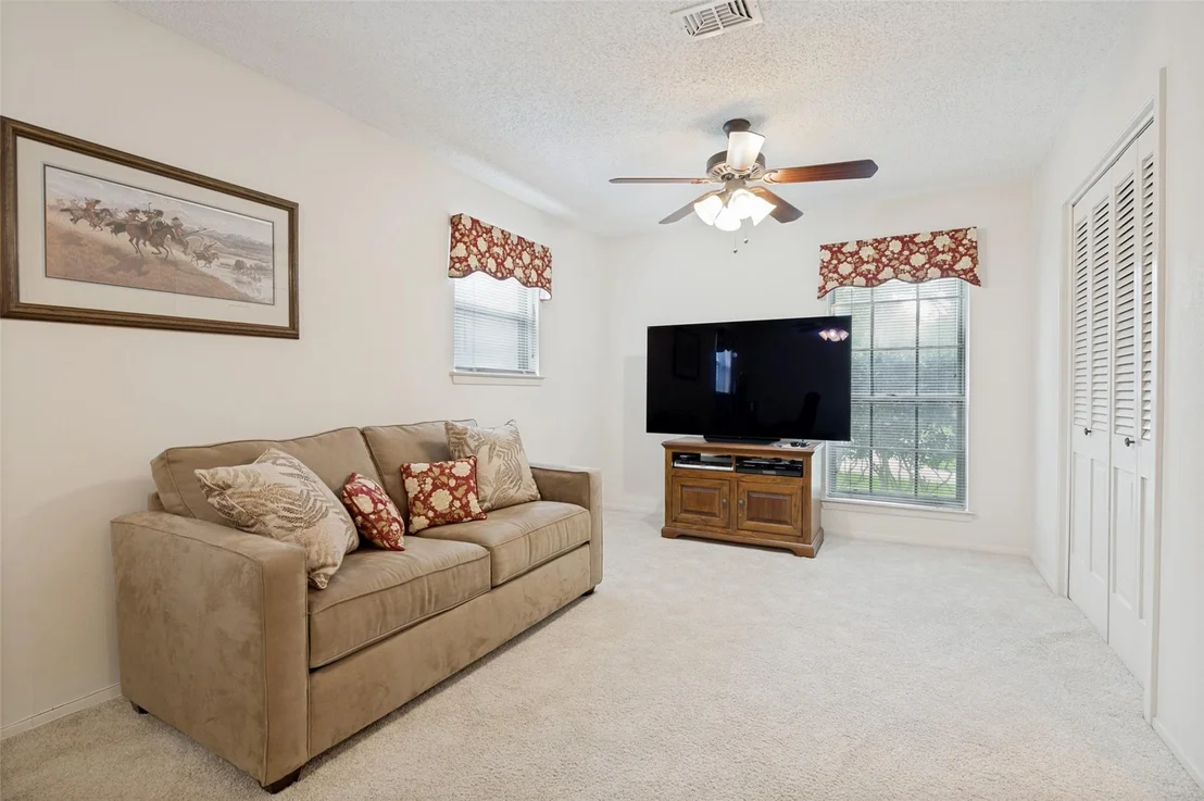 Photo of 607 N Parkridge Drive