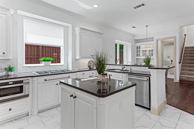 Photo of 5937 Glendower Lane