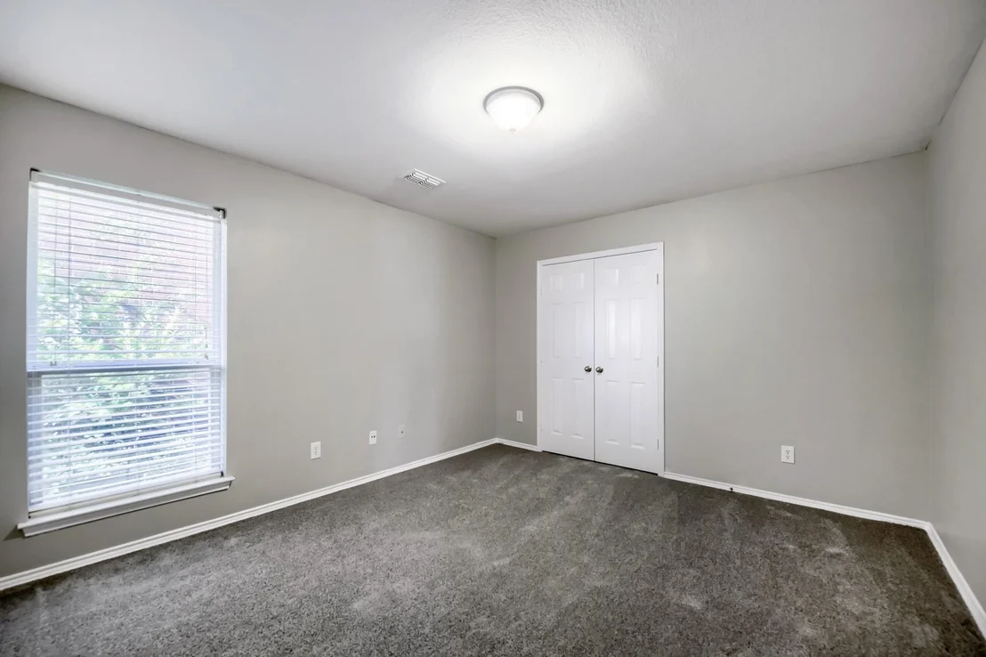 Photo of 915 Hidden Oaks Drive