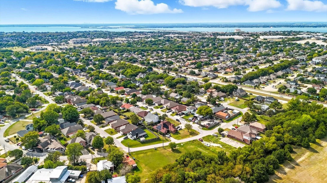 Photo of 869 Lakeside Drive