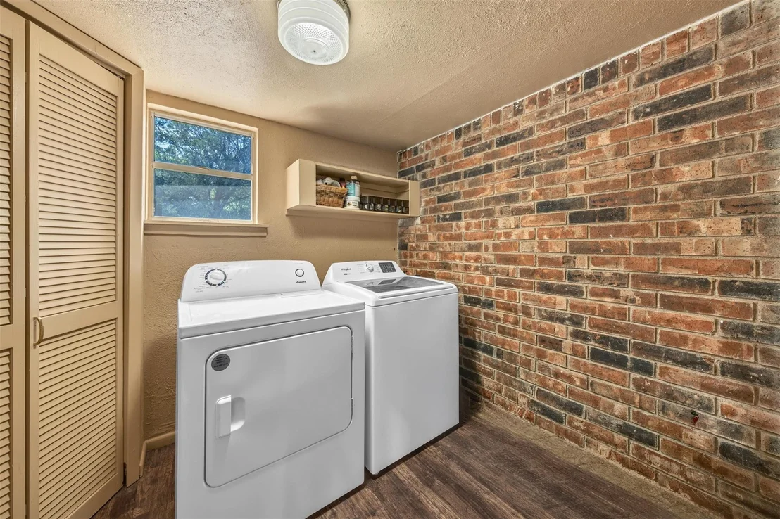 Photo of 190 Crowfoot Lane