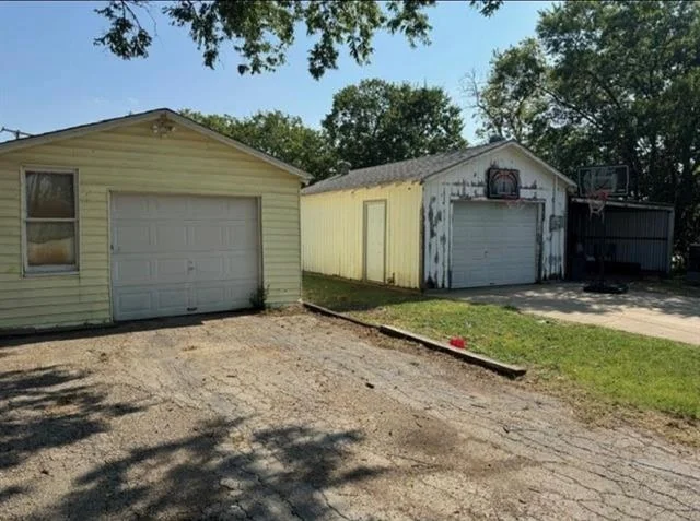 Photo of 323 E Lloyd Street
