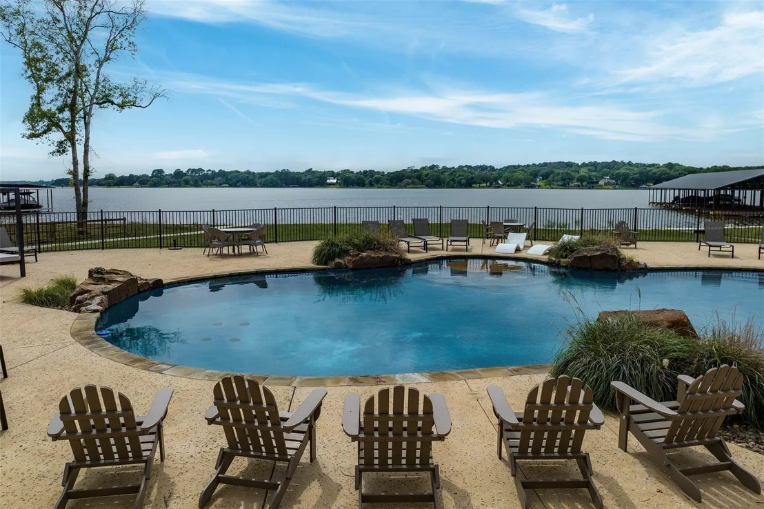 Photo of 6923 Lakeshore Way