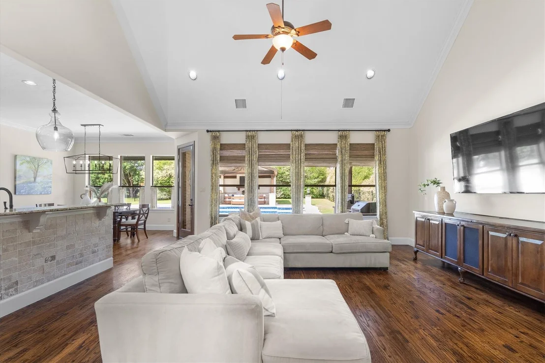 Photo of 3225 Clubview Drive