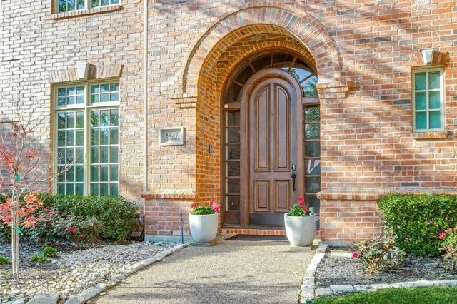 Photo of 5937 Glendower Lane