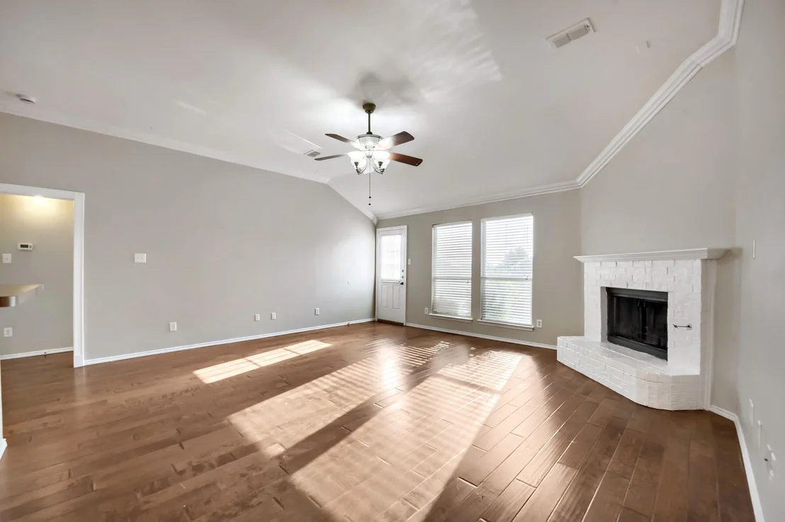 Photo of 915 Hidden Oaks Drive