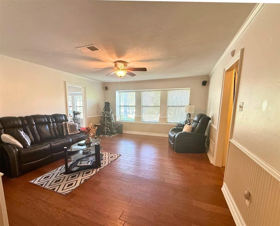 Photo of 6004 Lakehurst Drive
