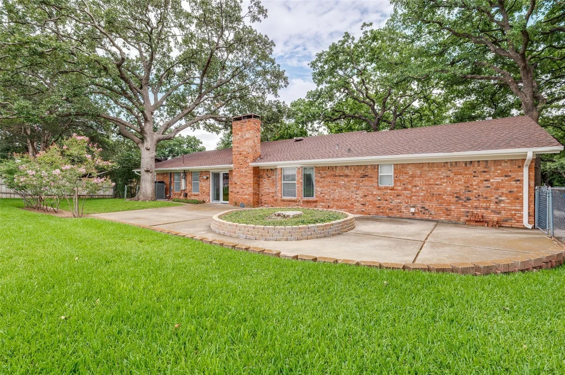 Photo of 607 N Parkridge Drive
