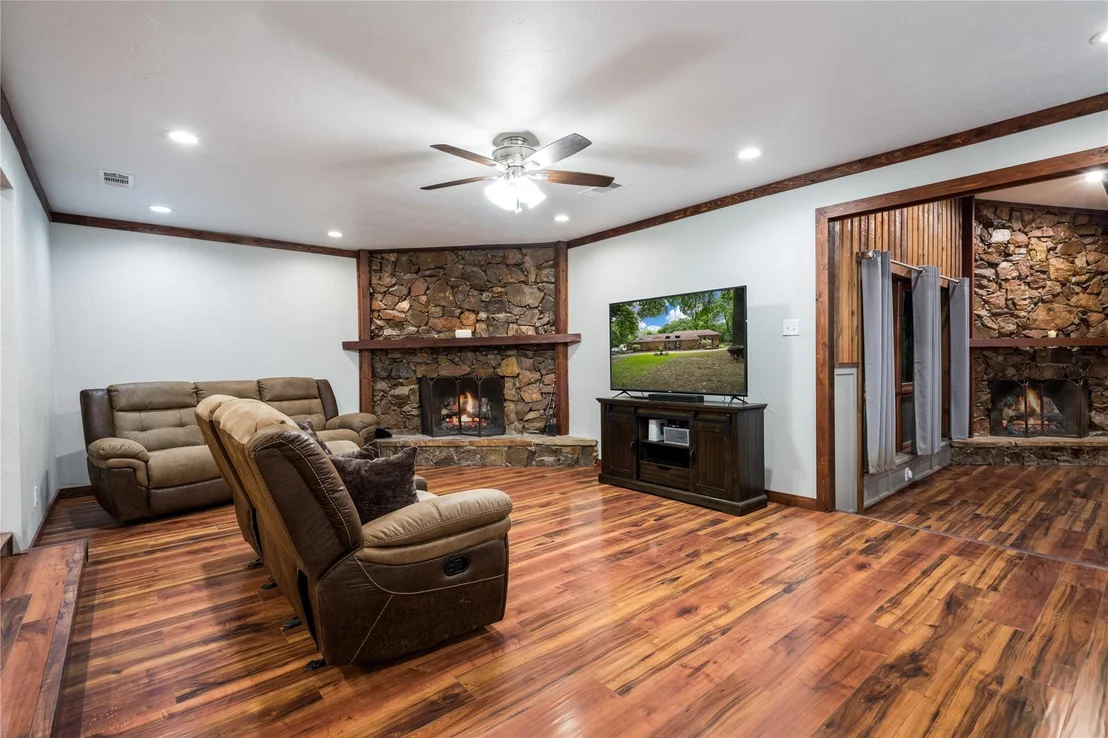 Photo of 207 Shadowwood Trail