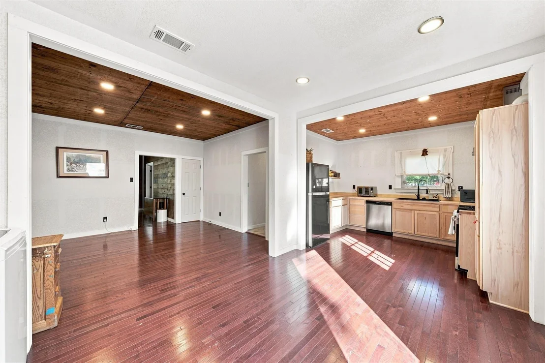 Photo of 202 E Avenue E
