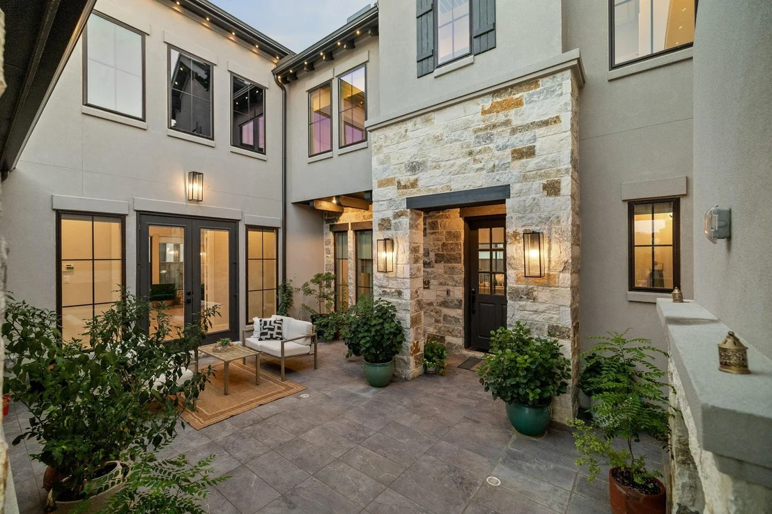 Photo of 2421 Heathrow Lane