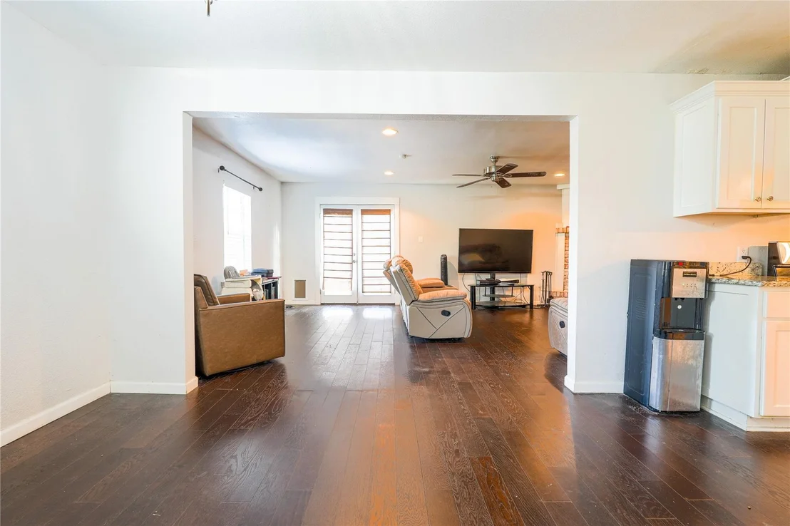 Photo of 200 W Greenbriar Street