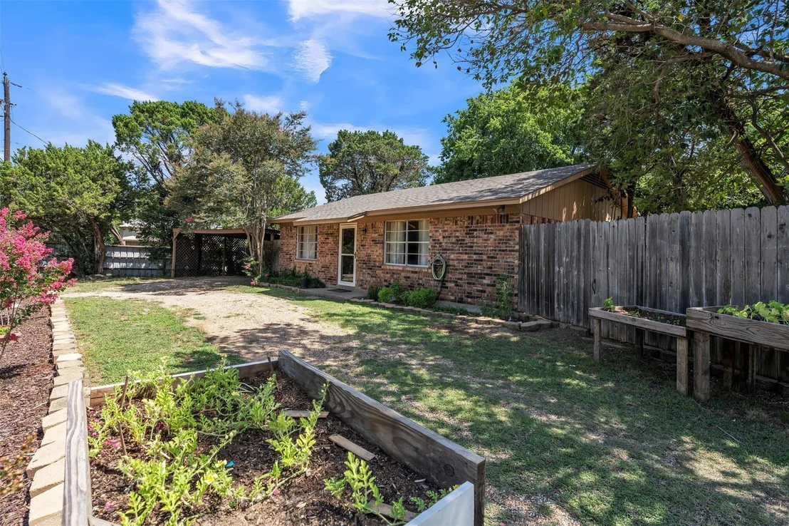 Photo of 190 Crowfoot Lane