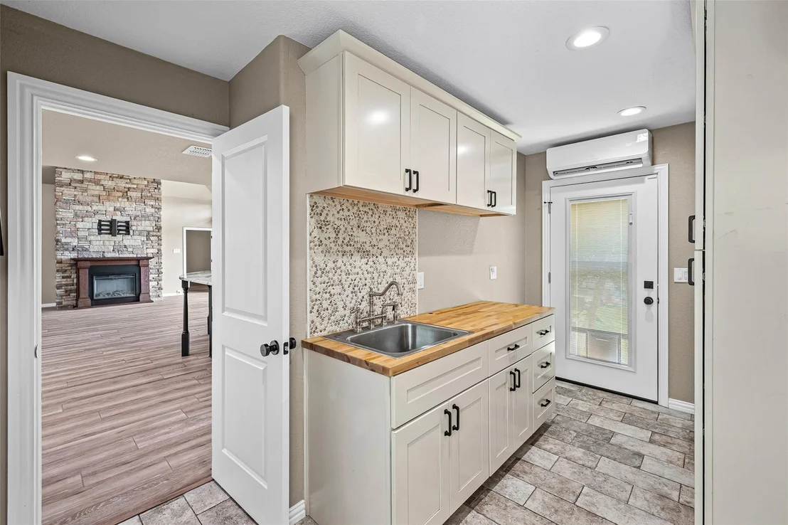 Photo of 2325 River Road