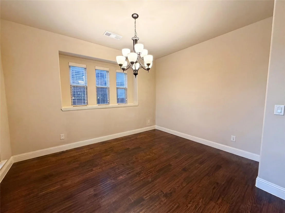 Photo of 725 Lyndhurst Drive