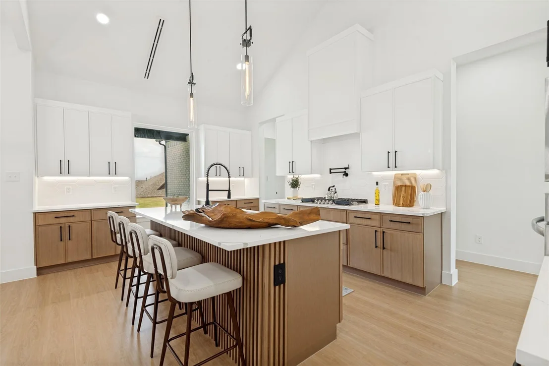 Photo of 1104 Devonshire Drive N