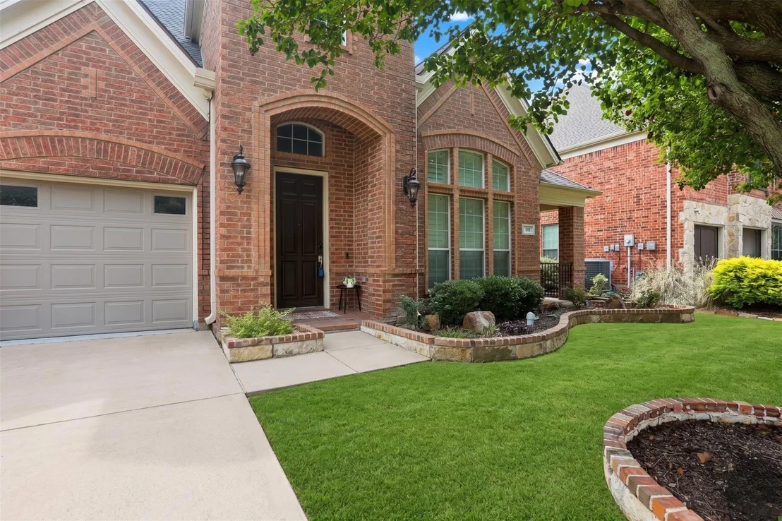 Photo of 830 Woodview Drive