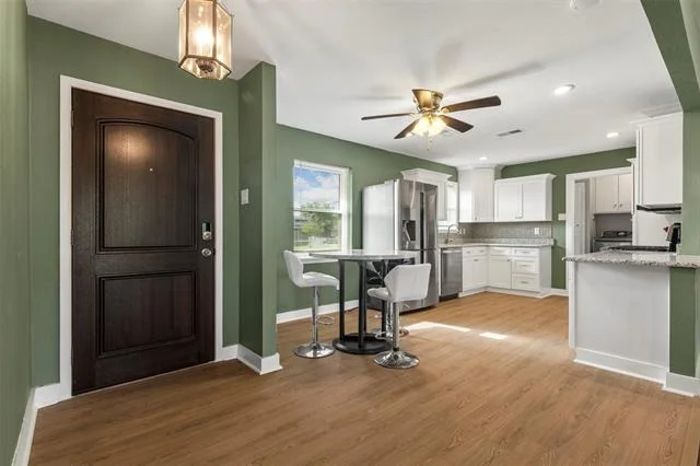 Photo of 2425 Larchmont Drive
