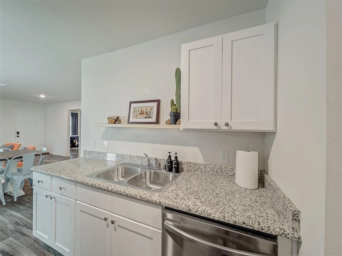 Photo of 921 W 9th Street