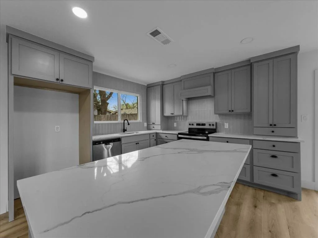 Photo of 802 Nl Robinson Drive