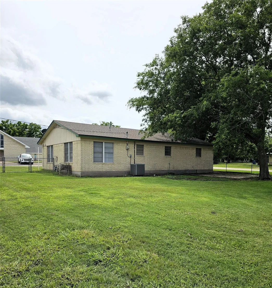 Photo of 105 N 3rd Street
