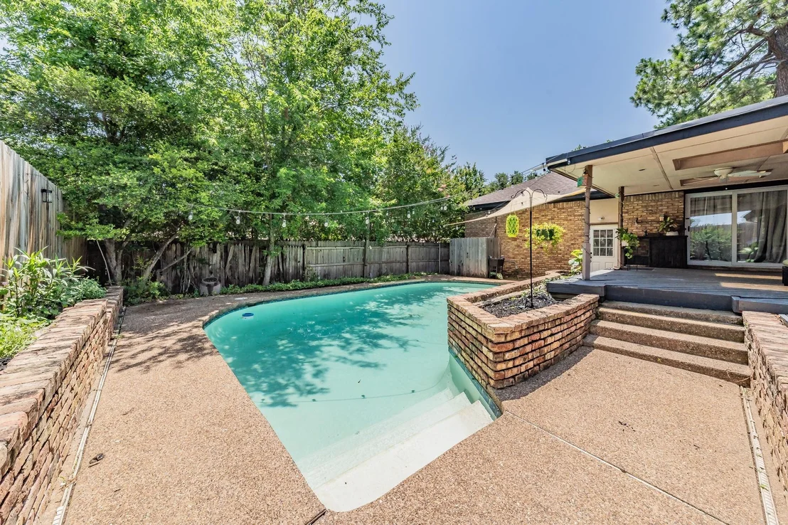 Photo of 2211 Midhurst Drive