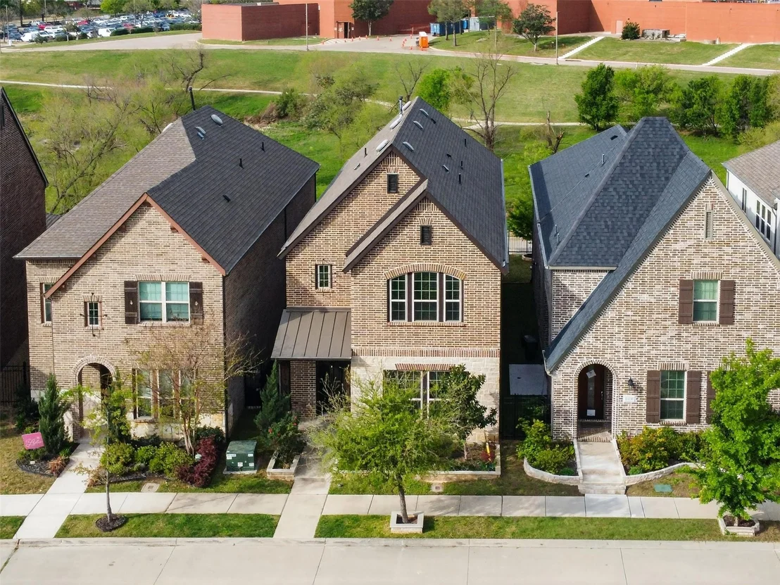 Photo of 580 Courtyard Lane
