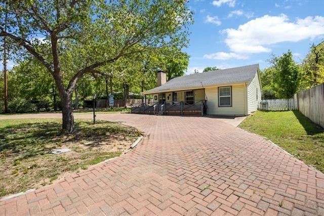 Photo of 333 Lakeview Drive