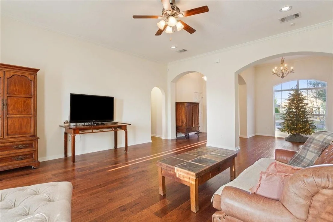 Photo of 900 Queen Elizabeth Drive