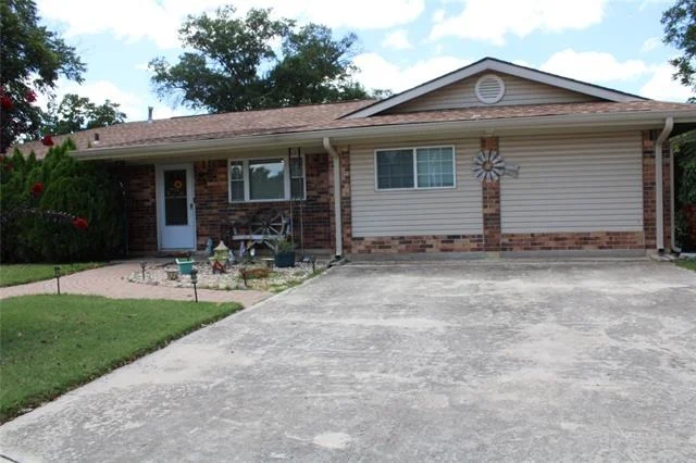 Photo of 208 PARK DR
