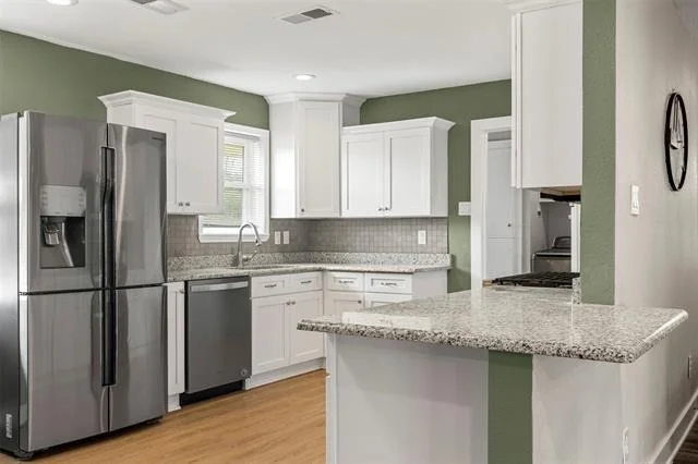 Photo of 2425 Larchmont Drive