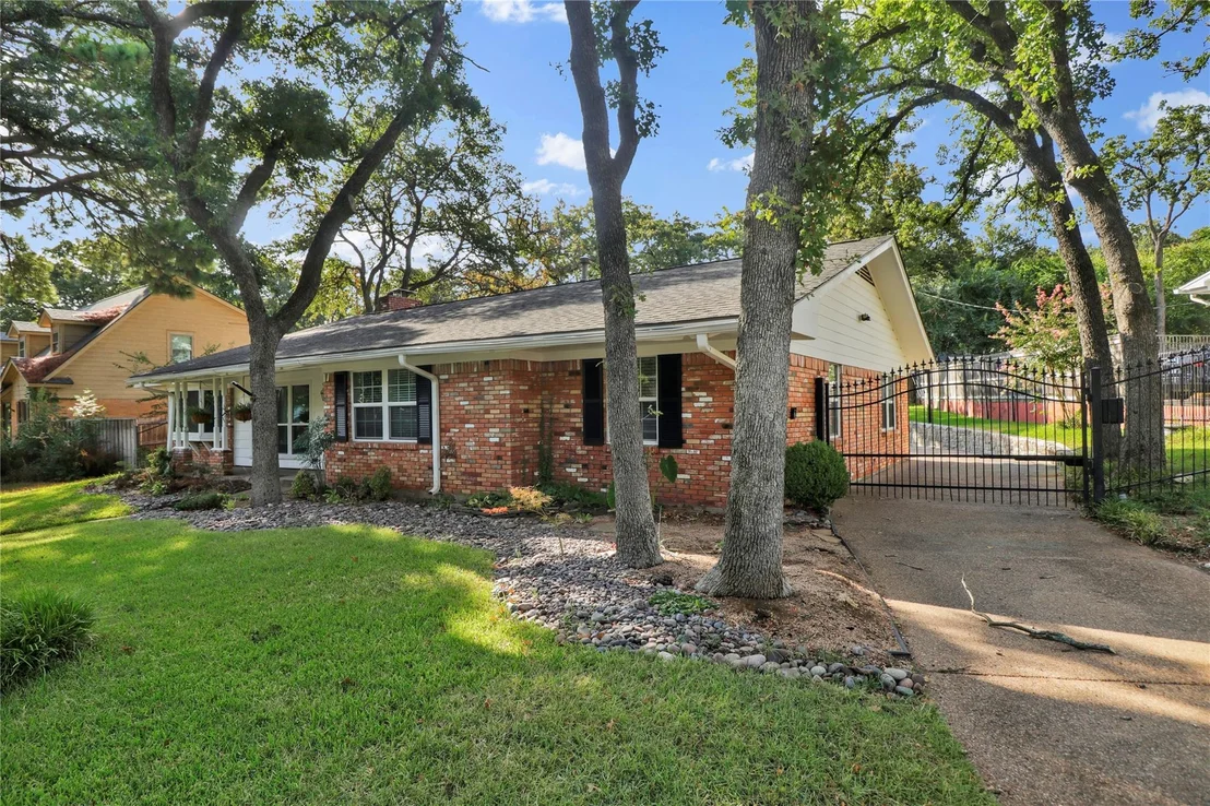 Photo of 2706 Oak Cliff Lane