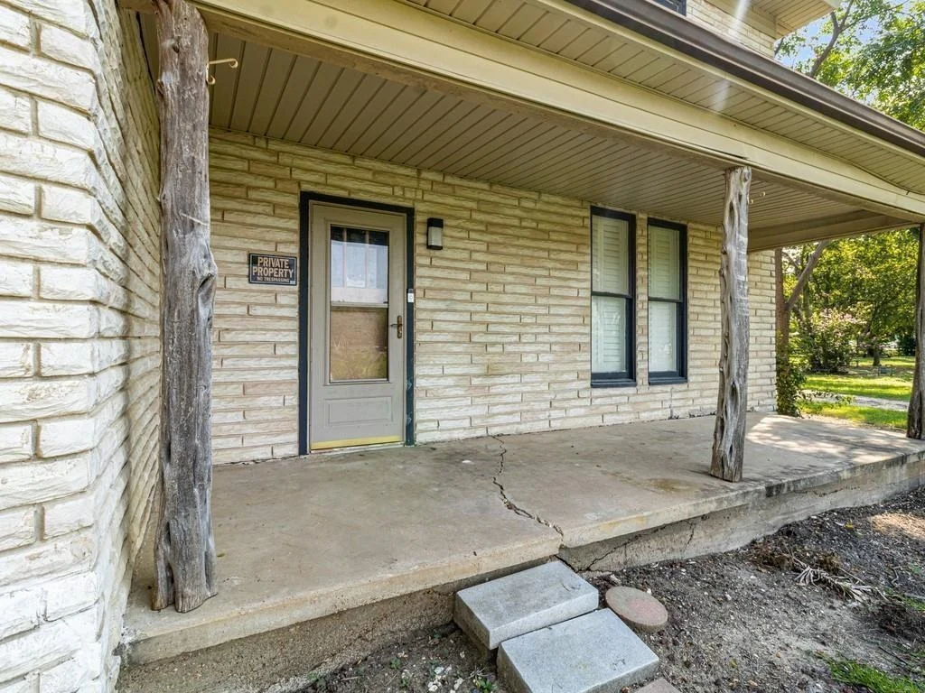 Photo of 112 W Hackberry Street