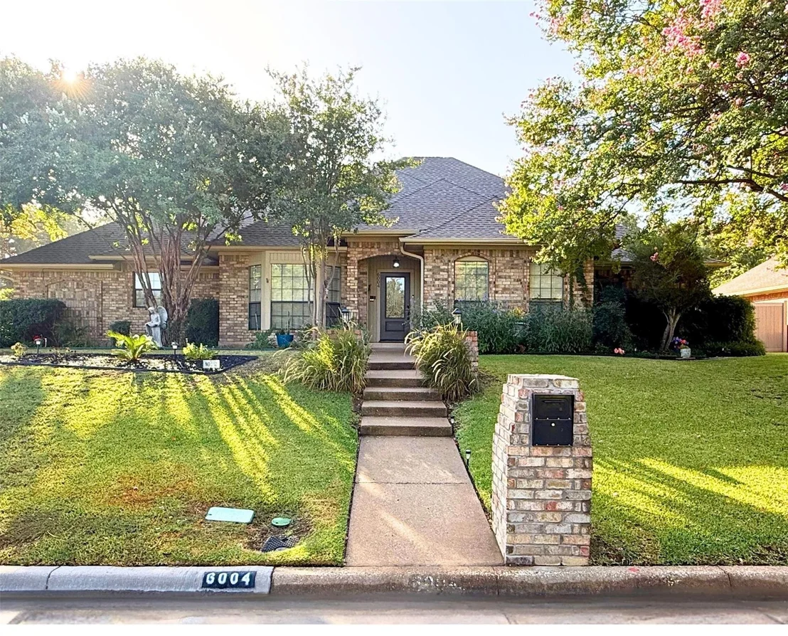 Photo of 6004 Lakehurst Drive