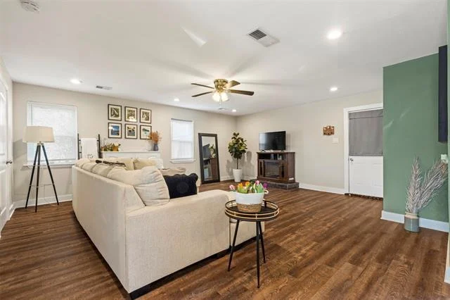 Photo of 2425 Larchmont Drive