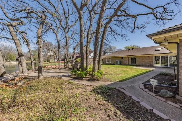 Photo of 2415 Lakeview Circle