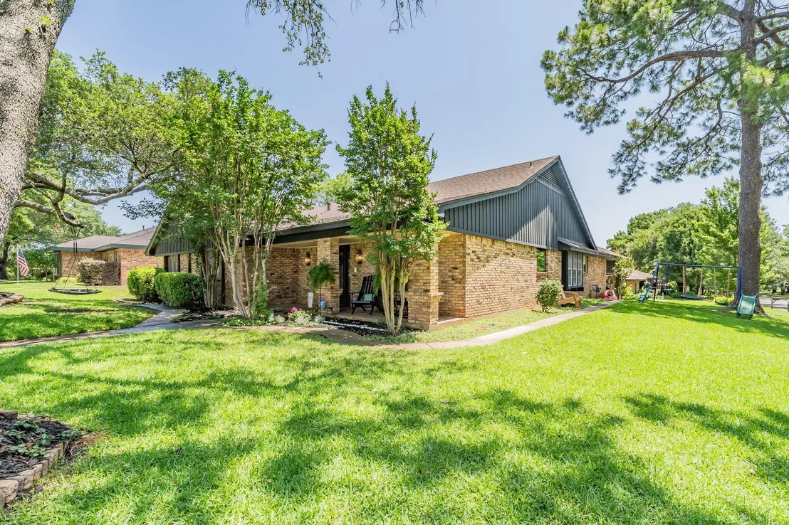 Photo of 2211 Midhurst Drive