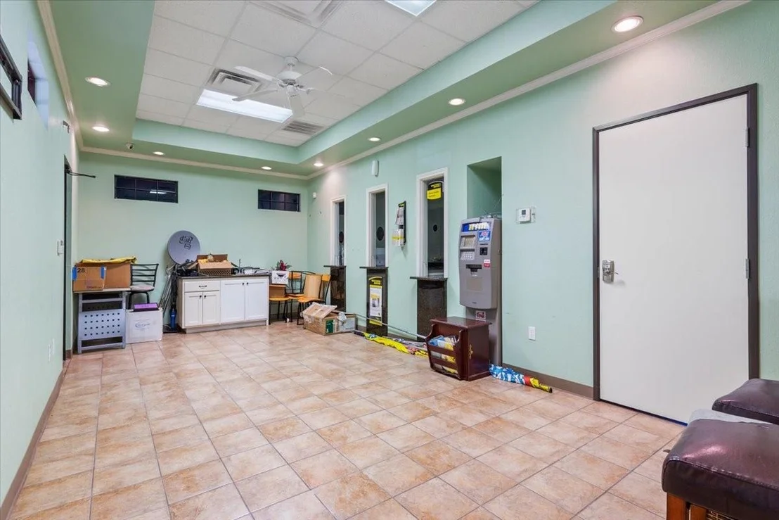 Photo of Unit B at 2419 Herring Avenue