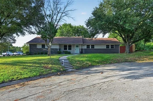 Photo of 2403 Robin Circle