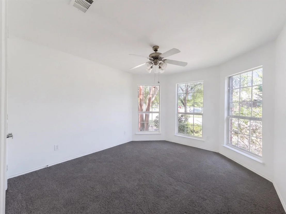 Photo of 905 Acacia Drive