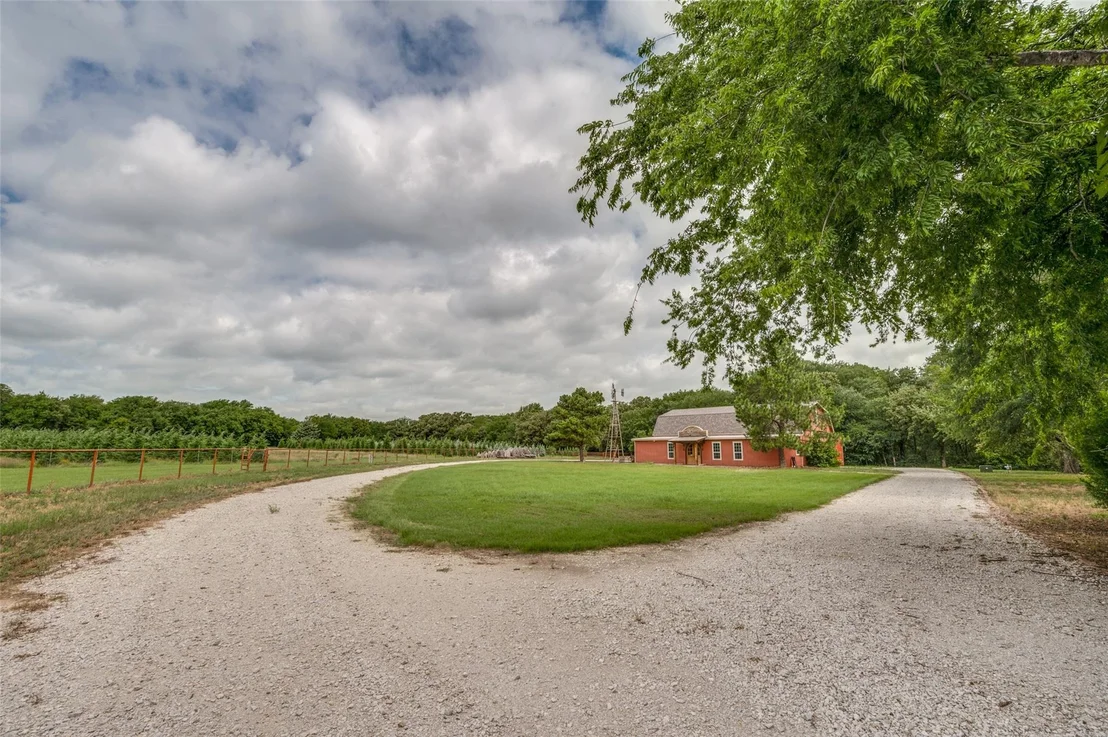 Photo of 1833 Dr Sanders Road