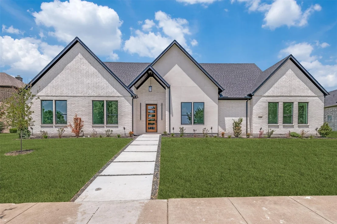 Photo of 1104 Devonshire Drive N