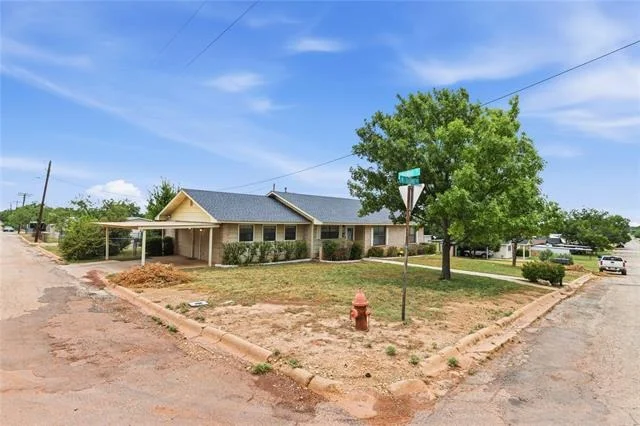Photo of 908 W 2nd Street