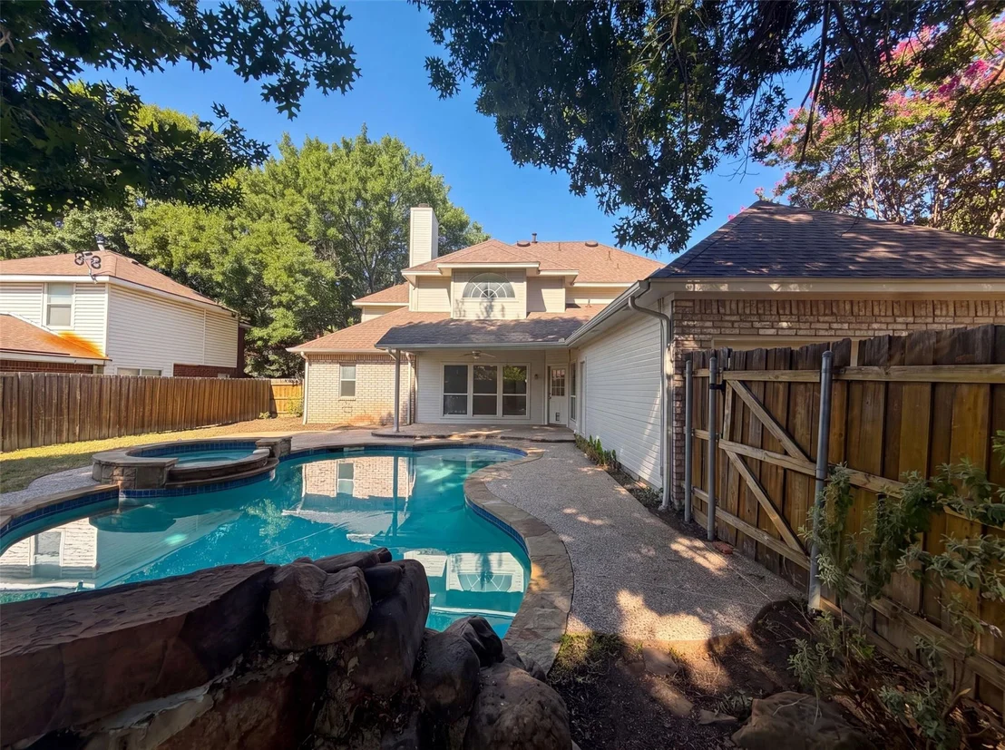 Photo of 905 Ridgemont Drive