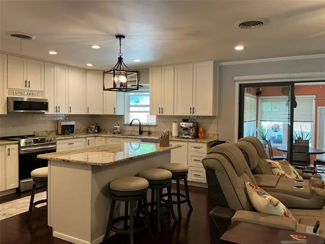 Photo of 900 N Elm Street