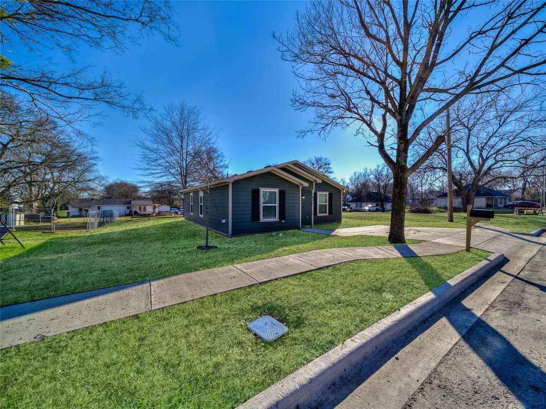 Photo of 921 W 9th Street