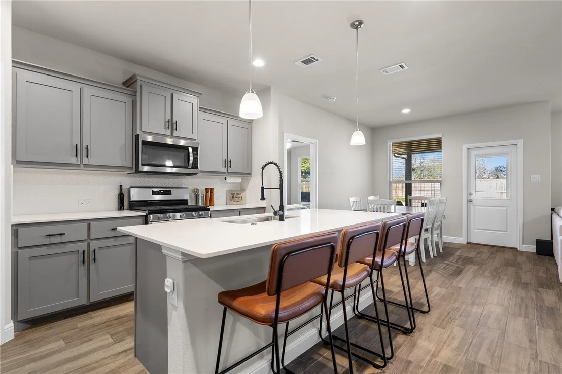 Photo of 5525 Round Hill Road