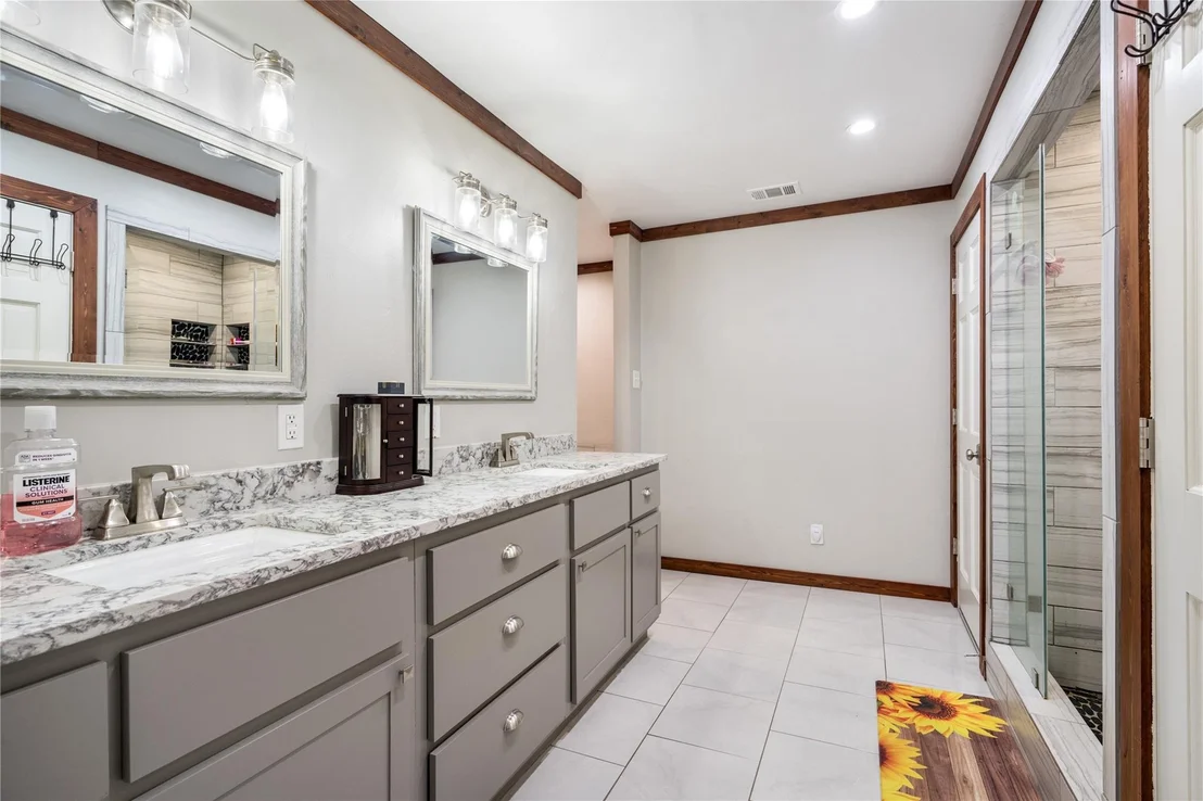 Photo of 207 Shadowwood Trail