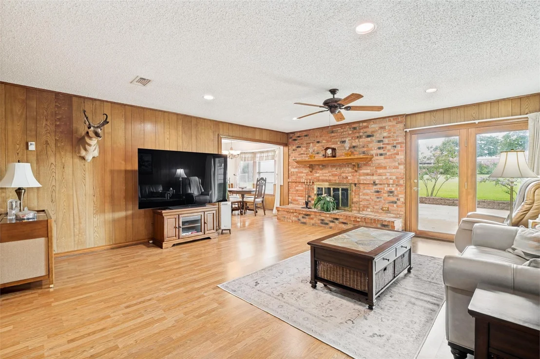 Photo of 607 N Parkridge Drive