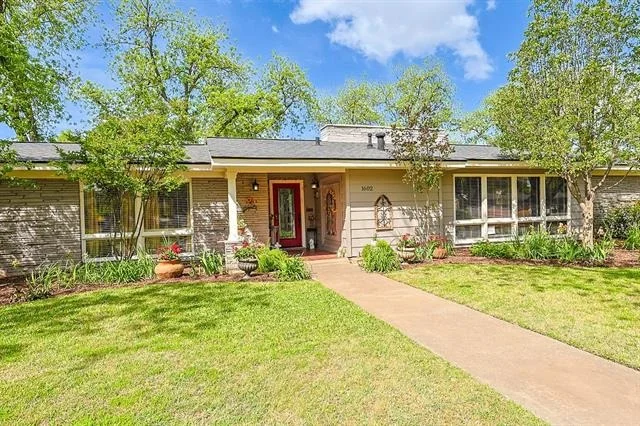 Photo of 1602 Elmwood Drive
